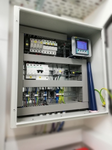 Merilni sistem za merjenje AC in DC električnih veličin na dvoosnih fotonapetostnih sledilnih sistemih. Merilni sistem je vključno z obstoječim merilni sistem za merjenje meteoroloških parametrov povezan na SCADA sistem, ki omogoča enostaven monitoring in zajem podatkov za nadaljne analize.