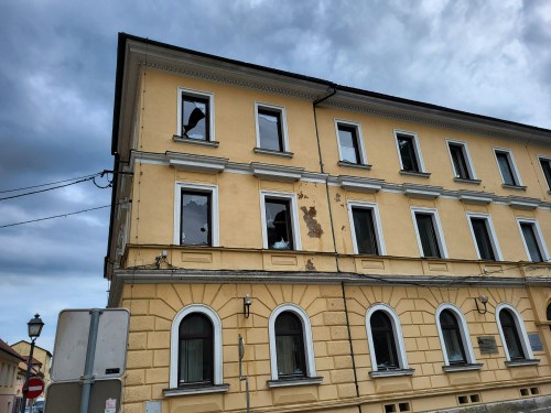poškodbe na stavbi Fakultete za energetiko
