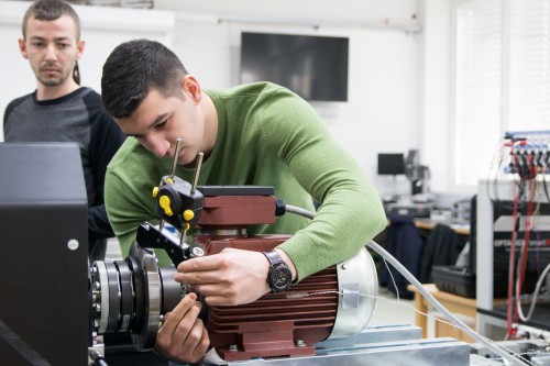 Laboratorijske vaje na Fakulteti za energetiko UM